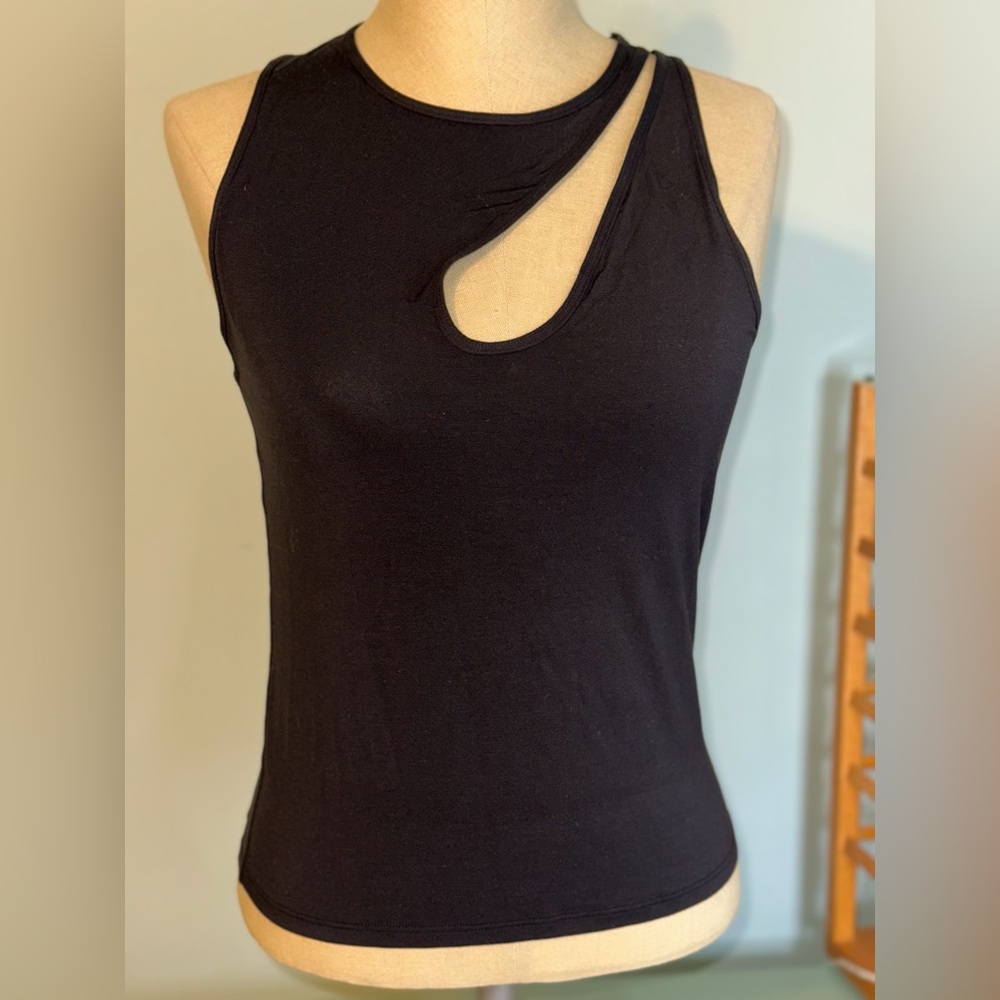 Lululemon Black Cutout Women's  Shoulder Cut-Out Yoga Tank Top size small.